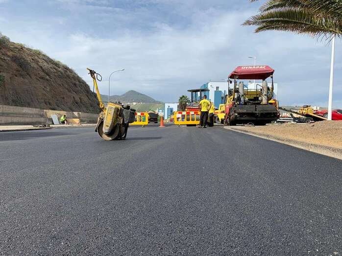 Máquinas y operarios trabajando este martes en el reasfaltado de esta calle de Jinámar (Foto TA)